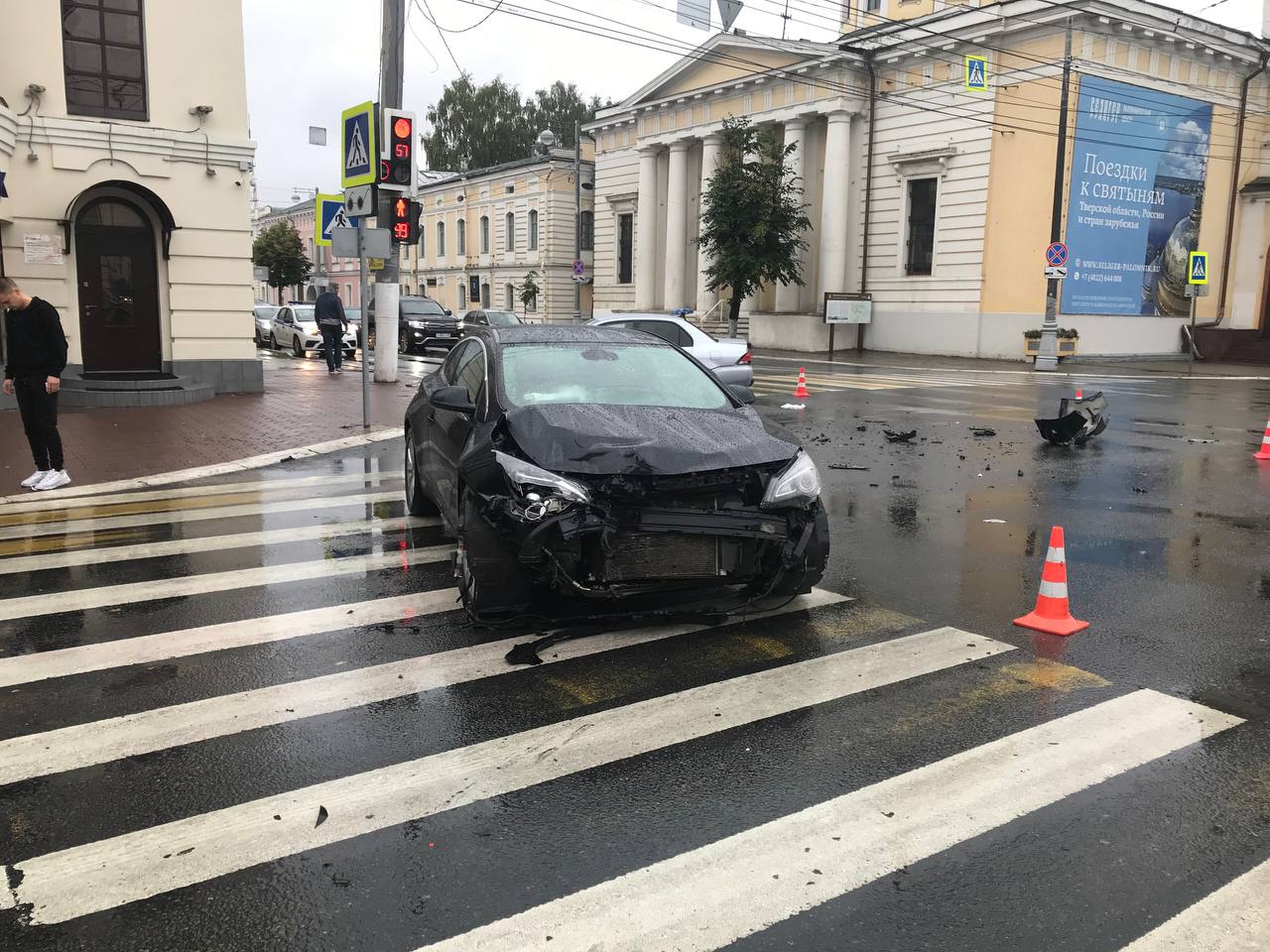 В центре Твери столкнулись две иномарки