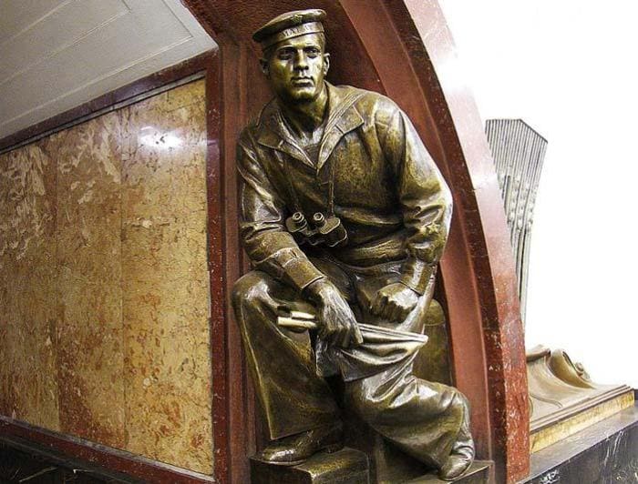Скульптура матроса на московской станции метро *Площадь революции* | Фото: teleprogramma.pro