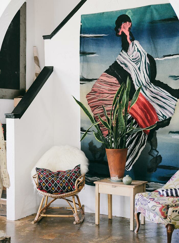 Никакого минимализма: Домашний уют, украшенный винтажными находками и картинами для хозяйки, которая влюблена в искусство