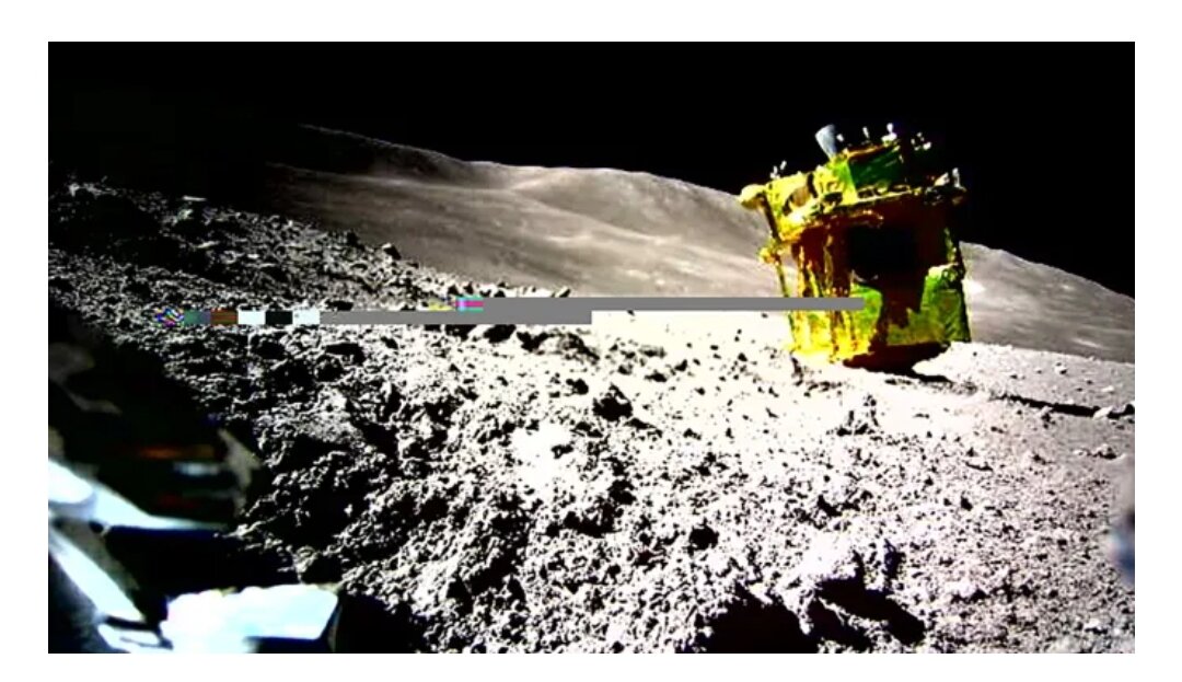 LEV-2, один из луноходов, отправившихся на Луну в рамках миссии SLIM, сделал снимок ориентации посадочного модуля на лунной поверхности.