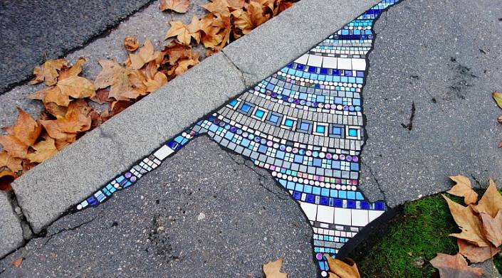 Уличный художник заполняет выбоины в своём родном городе яркими мозаиками мозаика,творчество