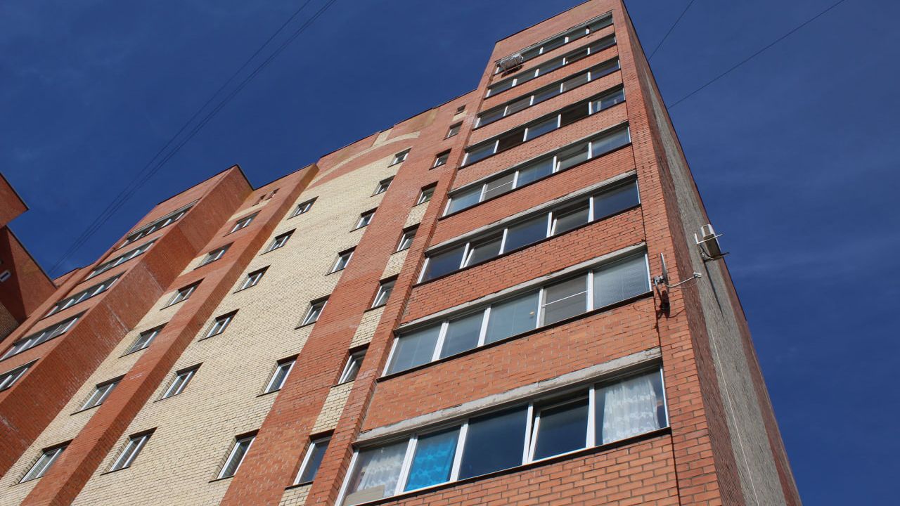 Четырехлетний ребенок выжил после падения из окна пятого этажа в Ачинске