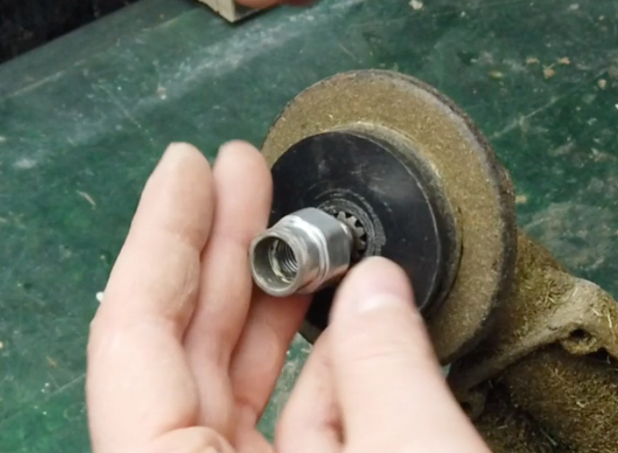 Хитрый старый дворник показал мне мастер класс по быстрой уборке снега).