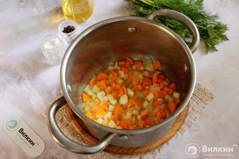 Овощной суп с баклажанами баклажанами, минутыШаг, овощей, перец, чеснок, промасливаем, кастрюле, сельдерея, постный, кубиками, пассеруем, способом, натертую, морковь, Перемешав, Легкий, 8Добавляем, баклажаны, порубленные, нарезанную