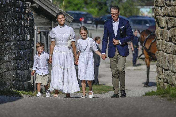 Три поколения: опубликован новый портрет королевской семьи Швеции в полном составе Монархи,Новости монархов