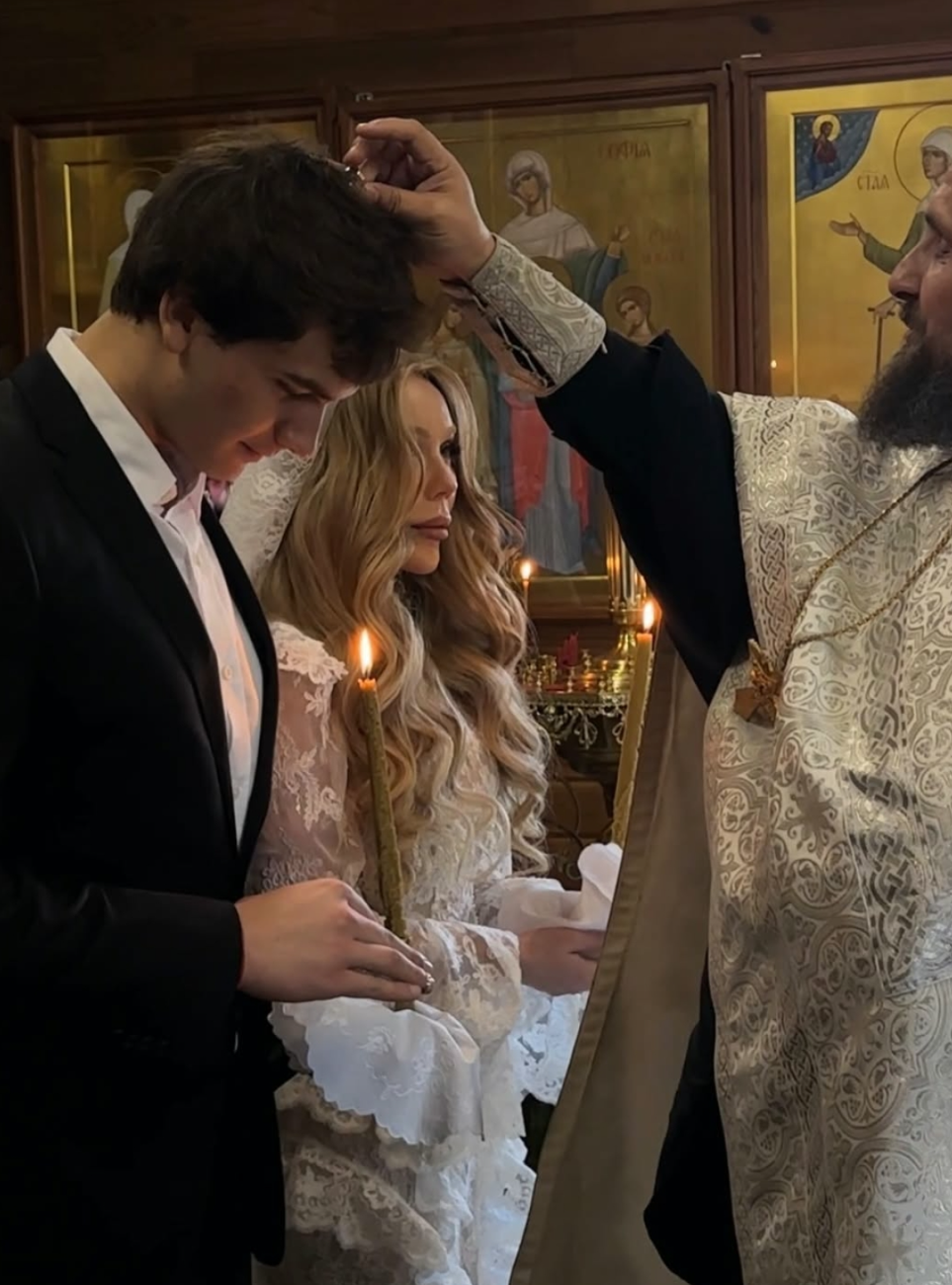 Романтическое кружево и белоснежная фата: Карина Кросс обвенчалась с хоккеистом Марком Рудаковским Карина, Кросс, Рудаковский, хоккеист, младше, помолвке, появился, спортсмен, попросил, одном, выйти, певица, ответила, «Динамо», сделал, блогер, Марком, также, Ершов, спустя