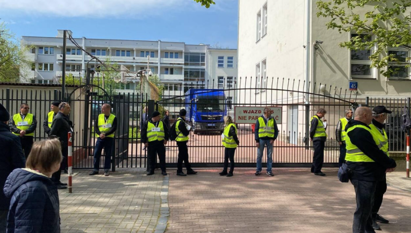 Польские силовики захватили школу при посольстве РФ