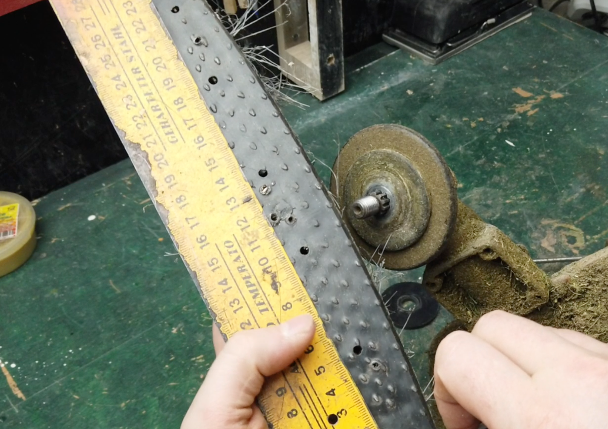 Хитрый старый дворник показал мне мастер класс по быстрой уборке снега).