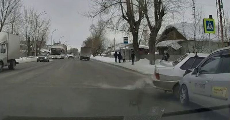 Безрассудный левый поворот: момент ДТП перекрёстке в Кемерово
