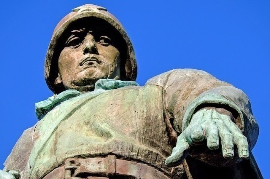В Польше жители не позволили местным властям демонтировать памятник советским солдатам