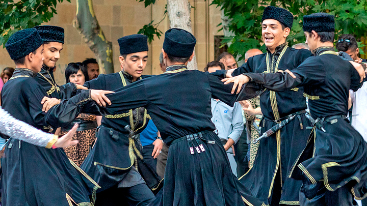 ВСЕ ГОСКОНТРАКТЫ – АЗЕРБАЙДЖАНЦАМ. РУССКИЕ МЭРЫ ПРОДАЮТ РОССИЮ