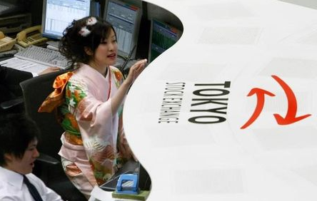 An employee of Tokyo Stock Exchange, dressed in a ceremonial kimono, is seen at its trading room in Tokyo January 5, 2009. Japan's Nikkei average rose 1.5 percent on Monday, the first trading day of 2009, after Wall Street rallied on Friday to its highest levels since early November on hopes 2009 will be a better year. REUTERS/Kim Kyung-Hoon (JAPAN)