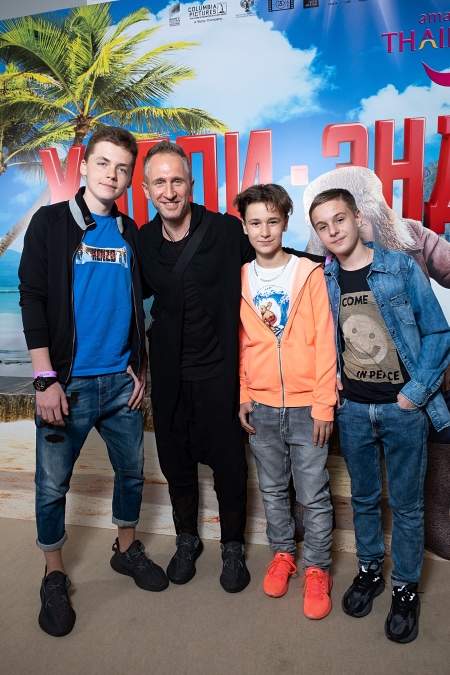 Оскар Кучера с сыновьями