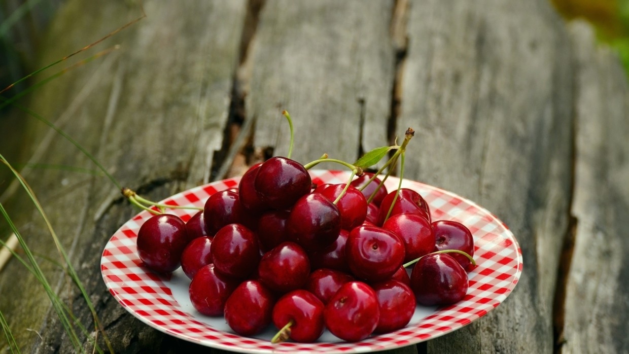 Диетолог назвала продукты для защиты кожи от солнца Общество