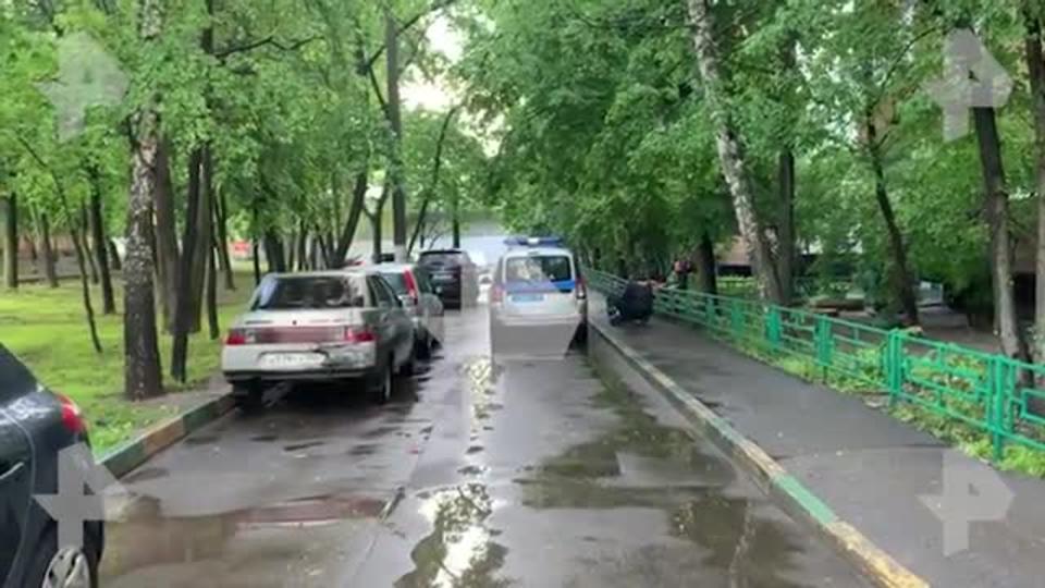 Кадры с места стрельбы на юге Москвы, где был ранен мужчина