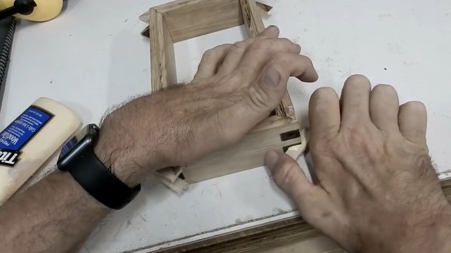 Обработка угловых соединений, приспособление для циркулярной пилы 