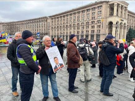   На майдан против Зеленского вышли около 100 человек. Фото: соцсети