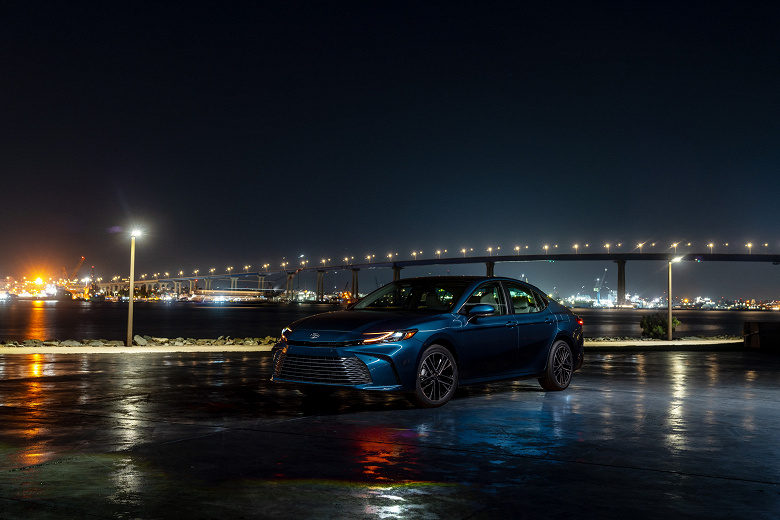 Toyota Camry 2026 с расходом всего 5 л на 100 км получила салон, заполненный физическими кнопками