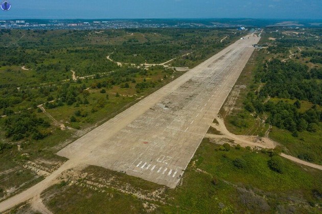 Заброшенный в 1995 г. японский аэродром "Отомари" на Сахалине. В 1945 г. его захватил советский десант армия