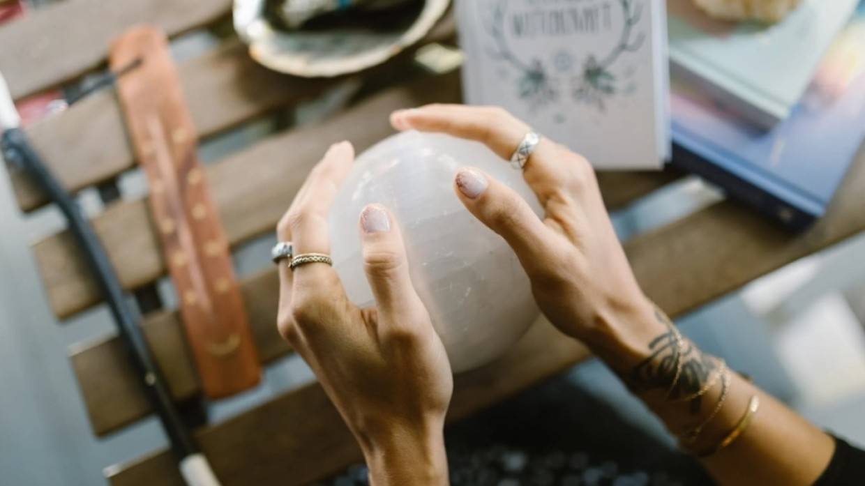 Специалист по рунам Аронова предсказала нарушение связи человечества с родом в 2022 году