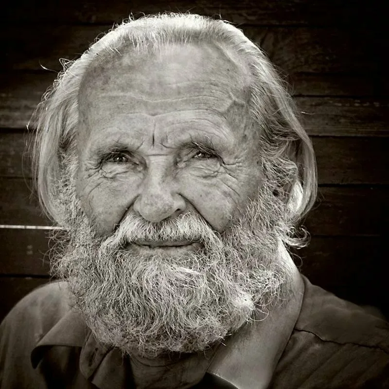 Дед был добрым. Лицо старика. Дедушка. Фотопортрет старика. Портрет дедушки.