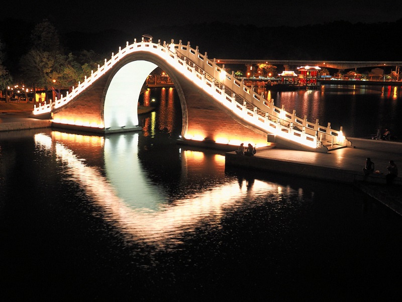 Лунный мост в Тайбэе, Тайвань Лунный мост в Тайбэе, Тайвань Путешествия