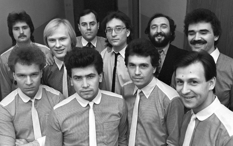 ВИА "Лейся, песня". В нижнем ряду слева молодые Николай Расторгуев и Валерий Кипелов. Кемерово, 1984 год известные, люди, фото