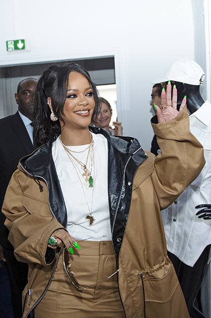 Парка и ультрамини: Рианна на презентации своей коллекции одежды в Париже Звездный стиль