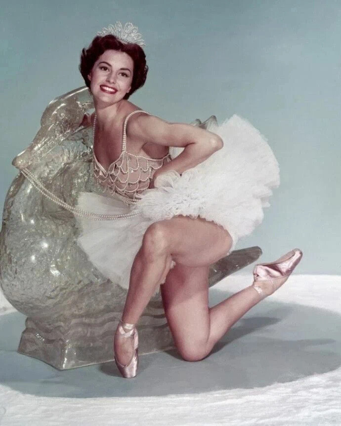 100 лет назад родилась женщина с очень красивыми ногами, актриса и танцовщица Сид Чарисс 