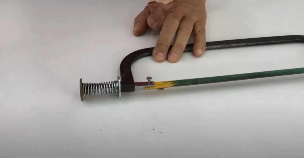 Идея для мастерской: как из обычной ручной ножовки сделать электроножовку