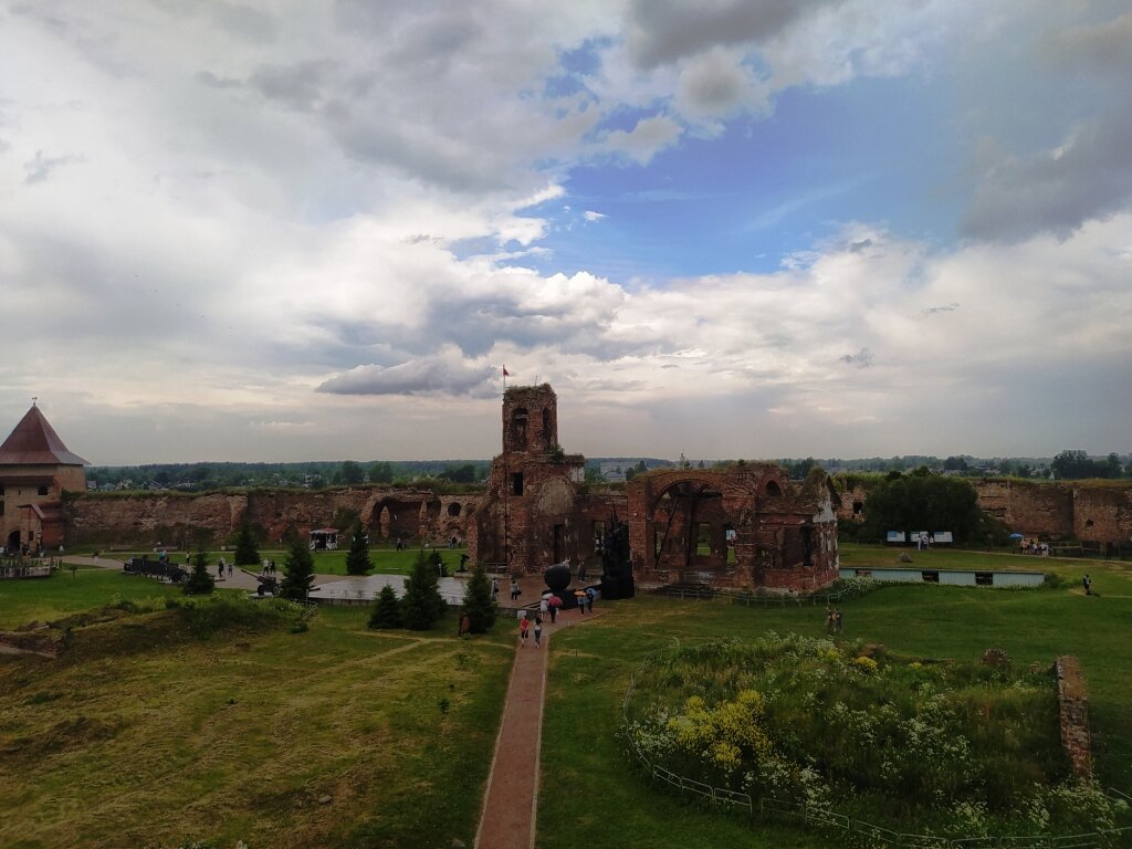 Руины Иоанновского собора и Мемориальный комплекс