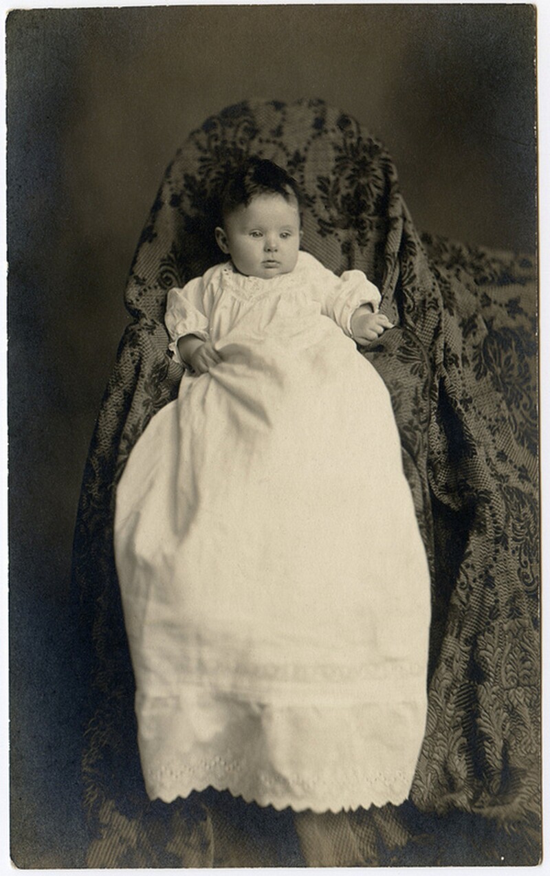 Искусство детской съемки: для чего в XIX веке на снимках младенцев прятали мать