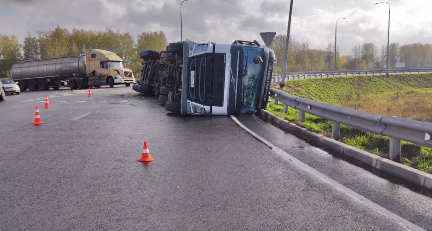 Большегруз перевернулся на трассе в Борском районе