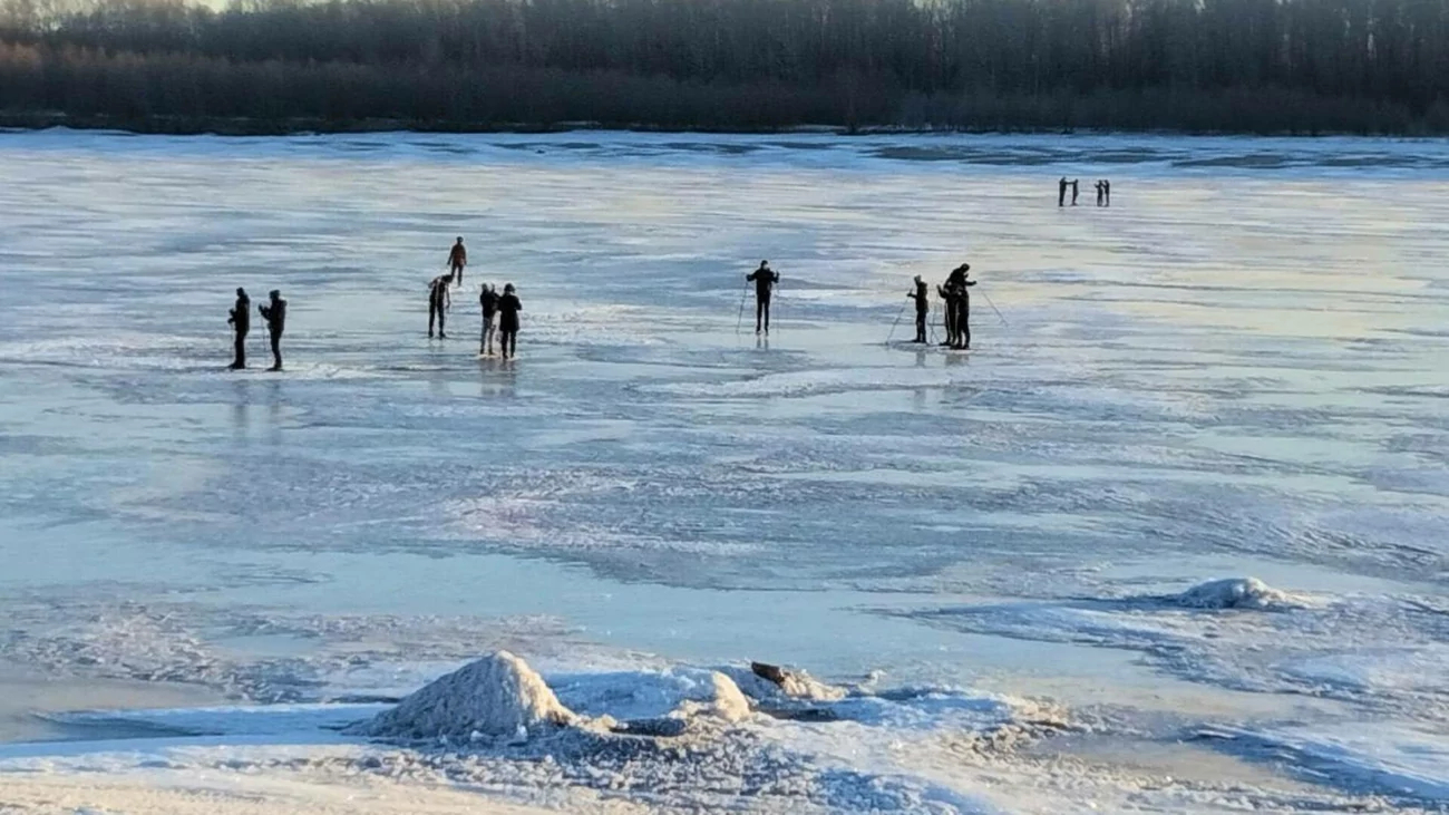 Соцсети: студенты педколледжа в алтайском городе катались на лыжах по льду