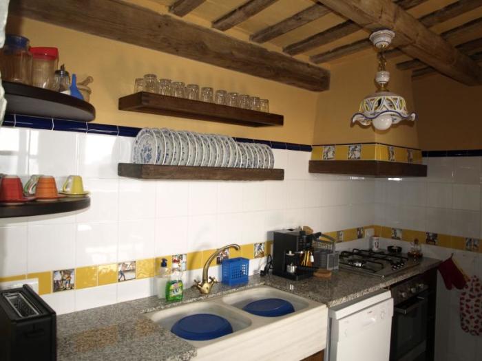 В отеле-замке полностью оборудована кухня с комплектом столовых наборов, кофемашиной, духовым шкафом, посудомоечной и стиральной машиной («Castell de Llaes», Испания). | Фото: tripadvisor.es.