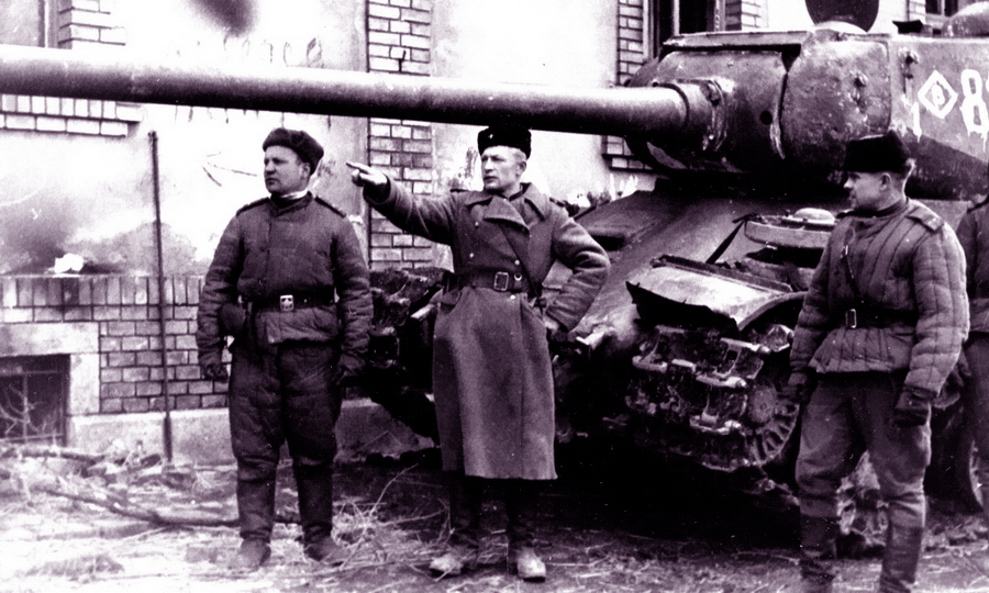 ​Командиры на рекогносцировке возле ИС-2 на улице одного из европейских городов, зима-весна 1945 года - «Целесообразно использовать централизованно…» | Warspot.ru
