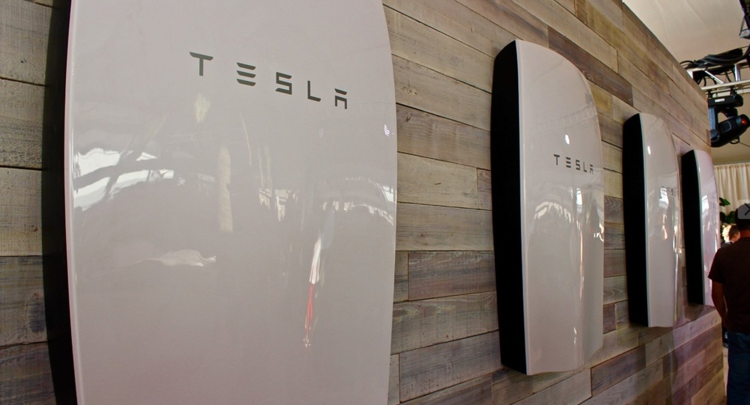 Tesla предлагает бесплатные PowerWall из-за конфликта с повышением цен Автомобили