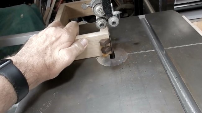 Обработка угловых соединений, приспособление для циркулярной пилы 