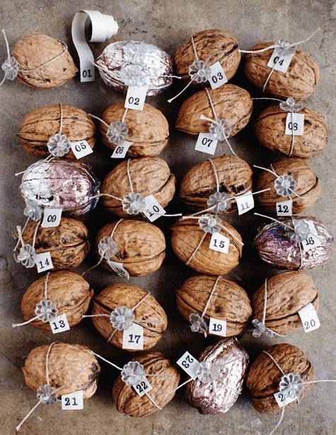 Орехи с праздничными пожелания для ёлочного убранства