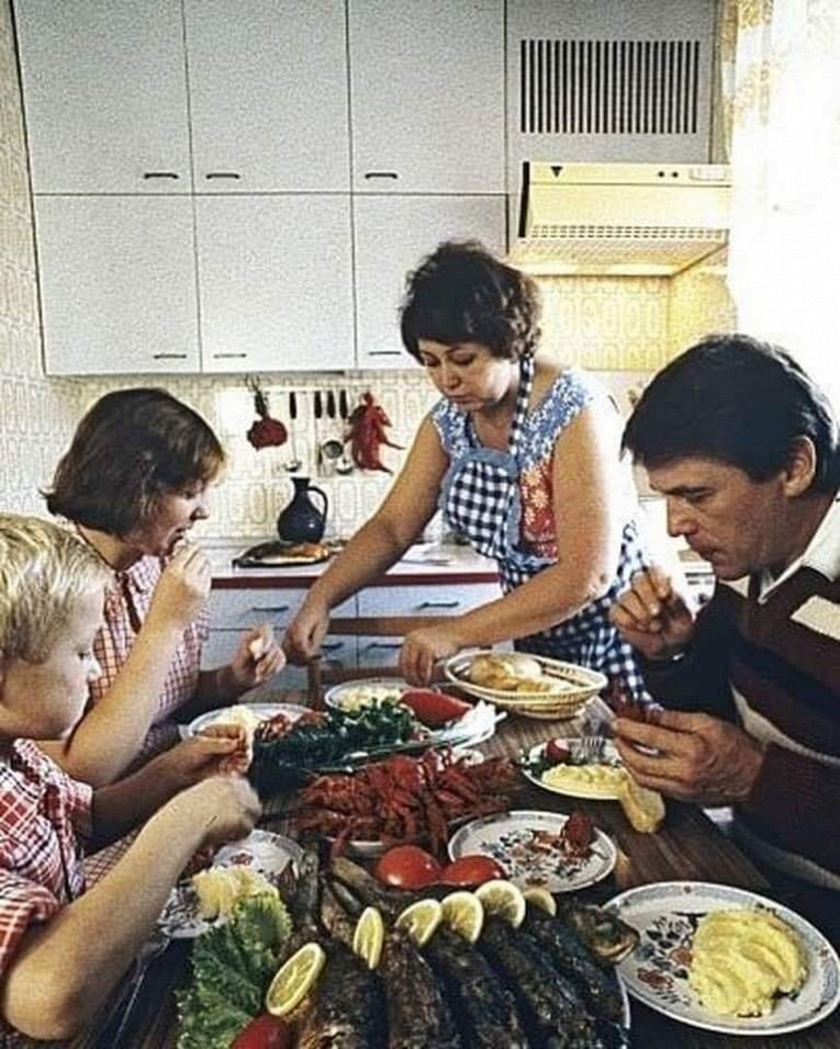 На фото завтрака советского инженера заметили странное общество,россияне,СССР