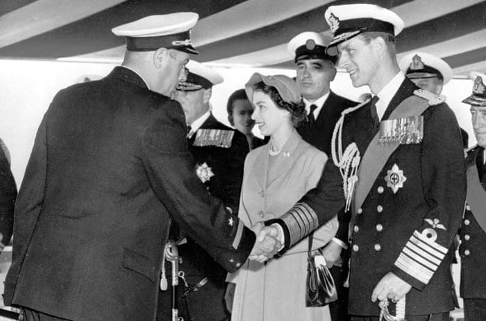 Королевская чета приветствует советского командира корабля | Фото: story.ru