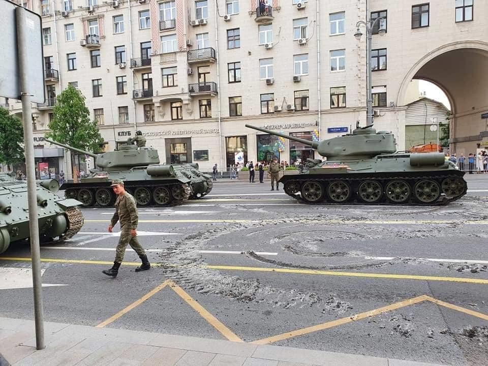 Примерно так и должны вести себя оккупанты в захваченном у врага городе