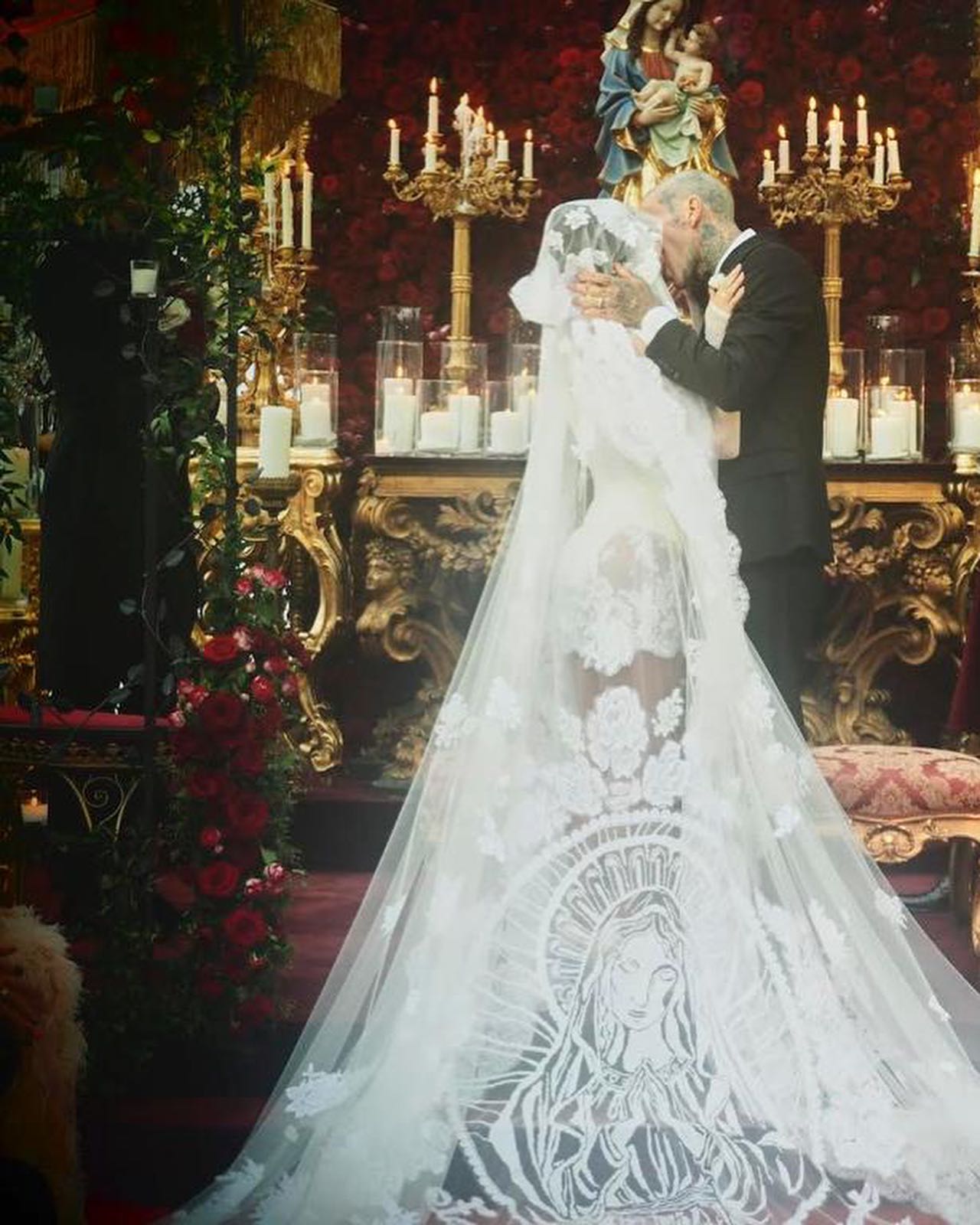 Свадьба Кортни Кардашьян: звёздные гости, Дева Мария на фате и критика платья