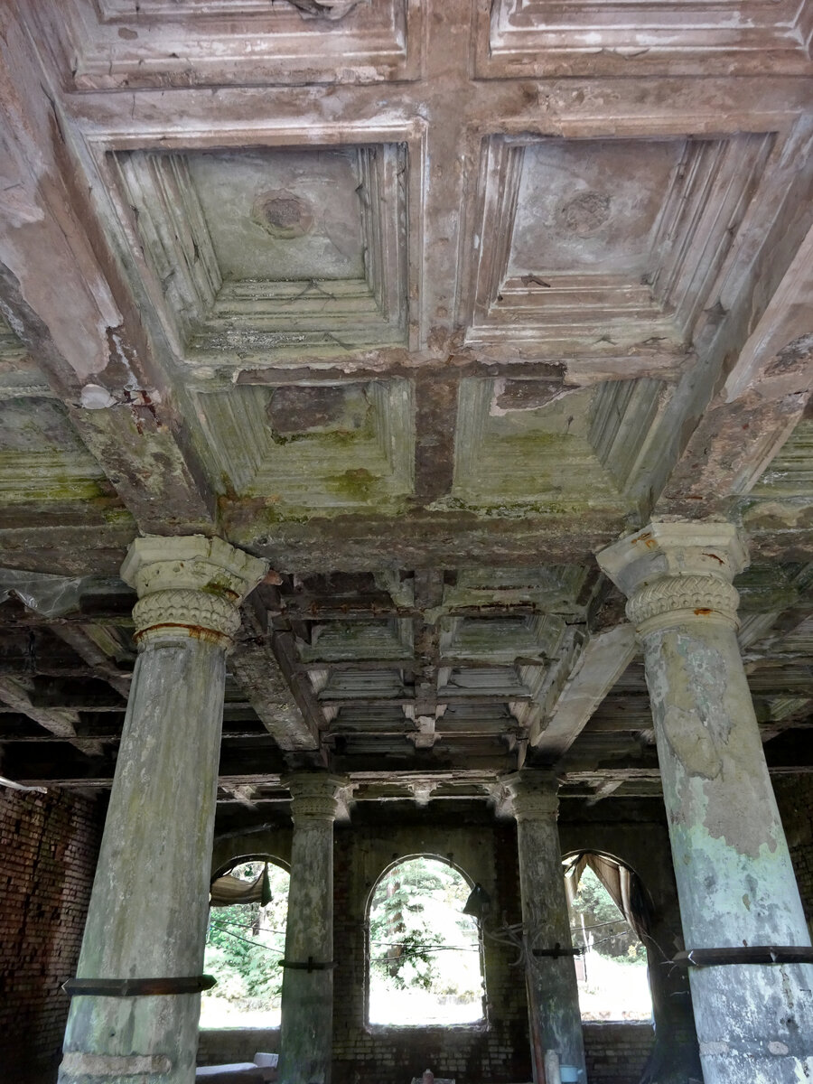 Бывшая гостиница в городе-призраке Акармара - одно из самых красивых зданий 