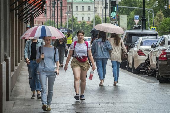 Синоптики предупреждают об обильных дождях и грозах в ЦФО