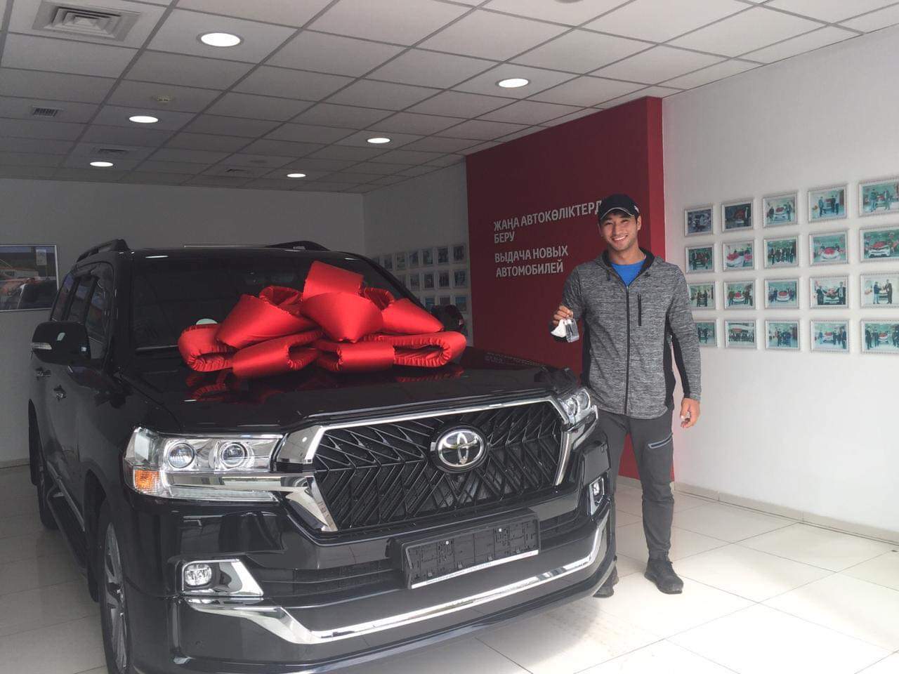 Спортсмену из Казахстана подарили Toyota Land Cruiser, но есть одно "но" авто и мото,автоновости