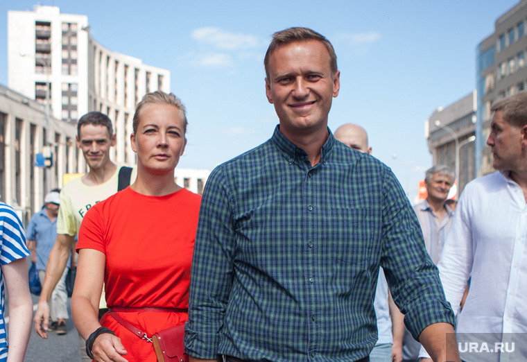 Навальный вылетел в Москву в сопровождении десятков журналистов