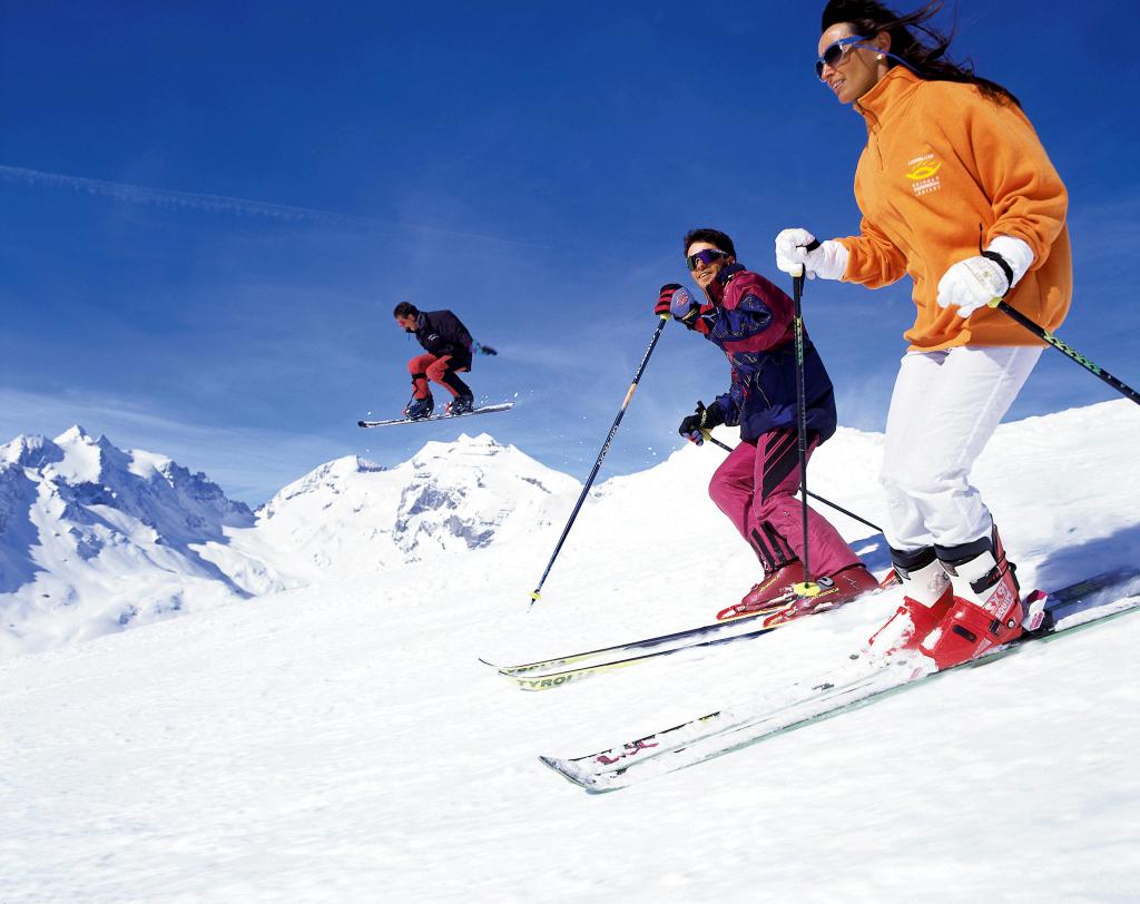 Лыжник в начале. Стили катания на горных лыжах. Свободный стиль катания на горных лыжах. Домбай кататься на лыжах.