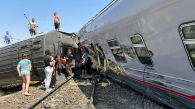 Более 800 пассажиров ехало в поезде, сошедшем с рельс в Волгоградской области