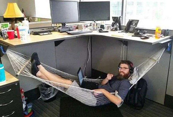 Как на 1 апреля сотрудника стукача сделали руководителем. Начал всех увольнять...